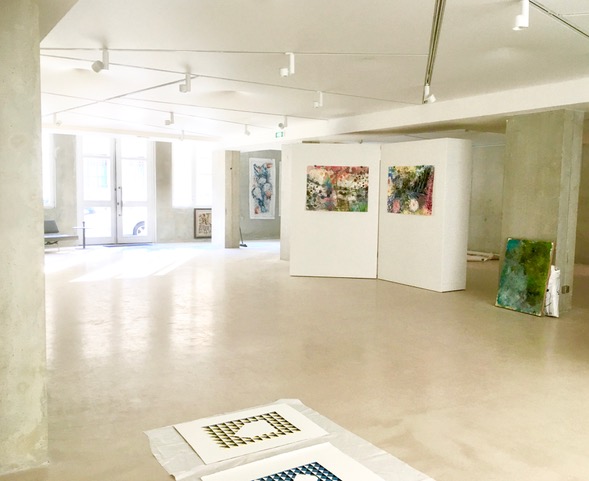 Exposition NOW, installation (de gauche à droite, du haut vers le bas) oeuvres de Lucile Travert, Pascale Lefebvre, Sandra Touitou, Thibaut Thorez-Debrucq